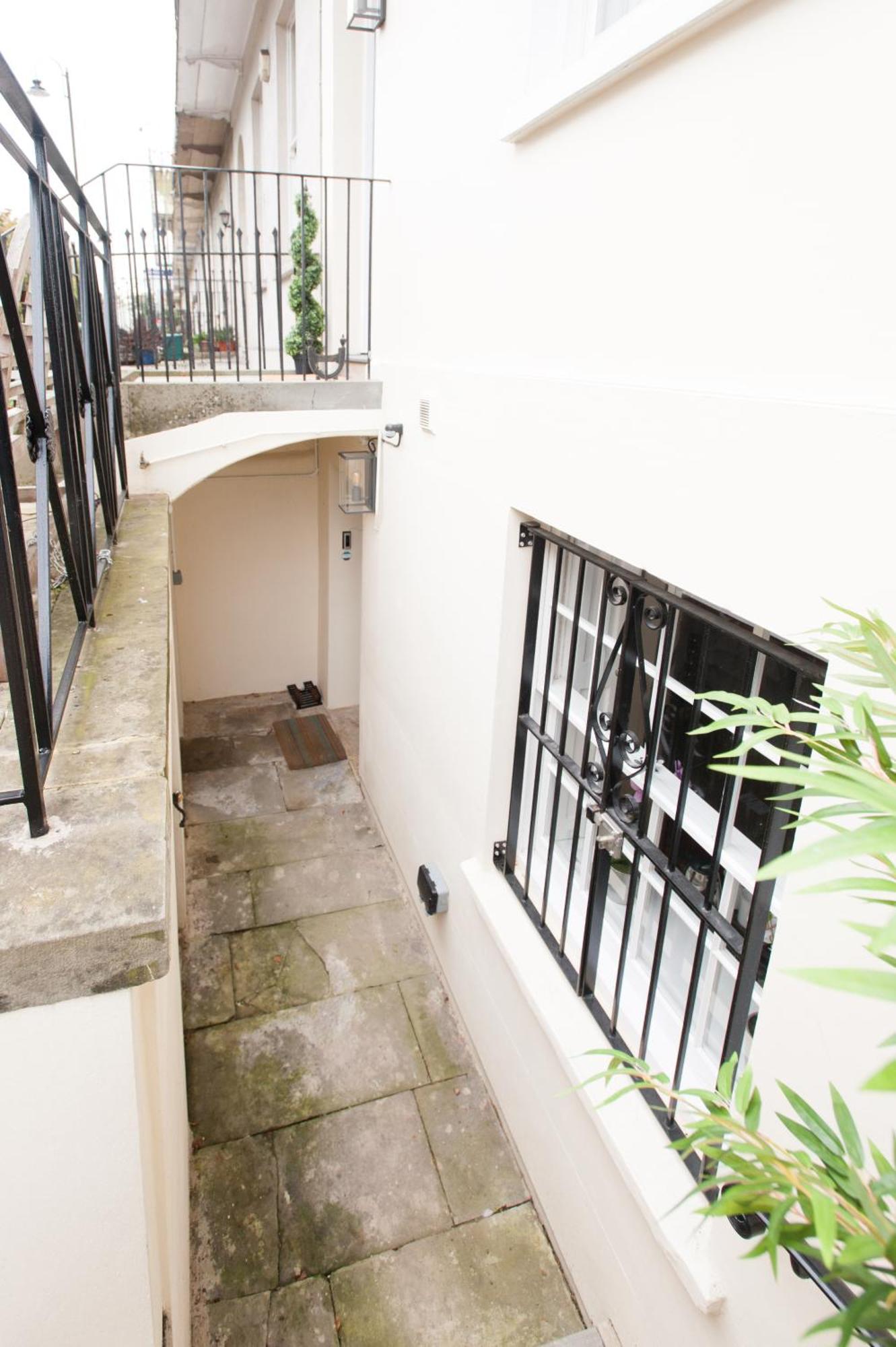 Town Centre Luxury In 21A, 21B And 21C Montpellier Terrace Available Separately Or Together, Amazing Location Opposite Montpellier Gardens كيلتنهام المظهر الخارجي الصورة